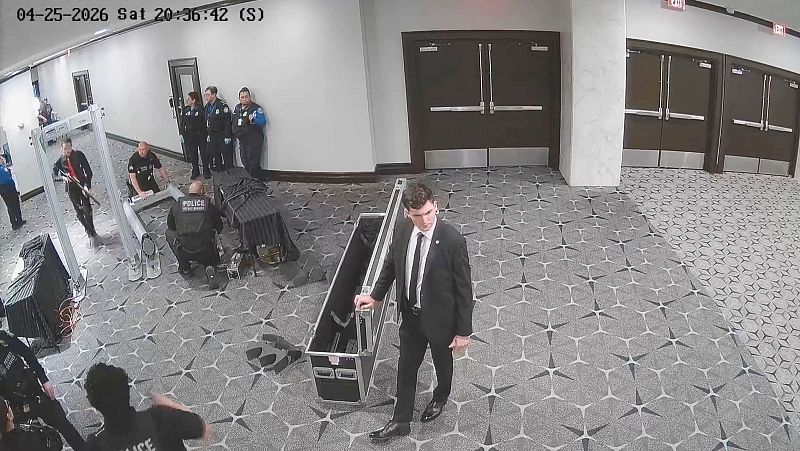 La Fiscalía de Washington publica un vídeo que muestra al atacante de Trump saltarse armado el control de seguridad