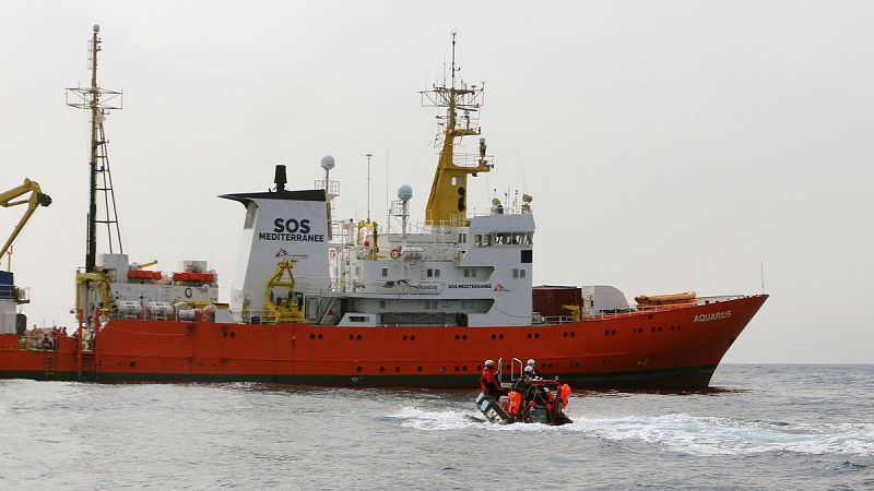 Médicos Sin Fronteras y SOS Mediterranée rescatan a 122 personas en un bote a la deriva frente a Libia