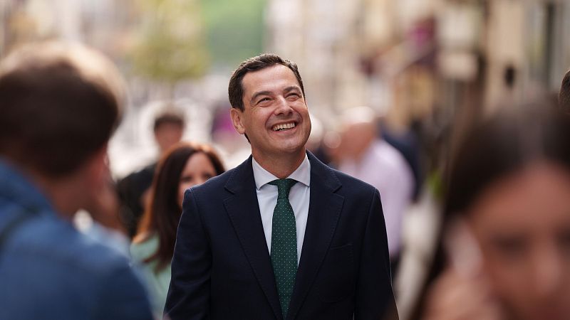 Moreno da la sorpresa y se mete de nuevo a cantante al interpretar el himno de campa�a del PP: 'Kil�metro sur'