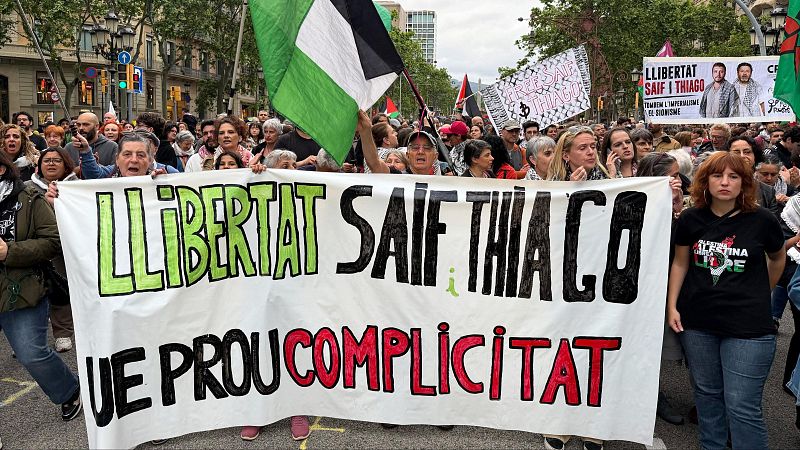 Manifestació a Barcelona per l'alliberament de Saif Abukeshek i Thiago Ávila