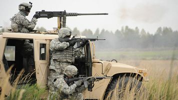 Soldados estadounidenses realizan un ejercicio de tiro real en el campo de entrenamiento de Grafenwoehr, en Alemania