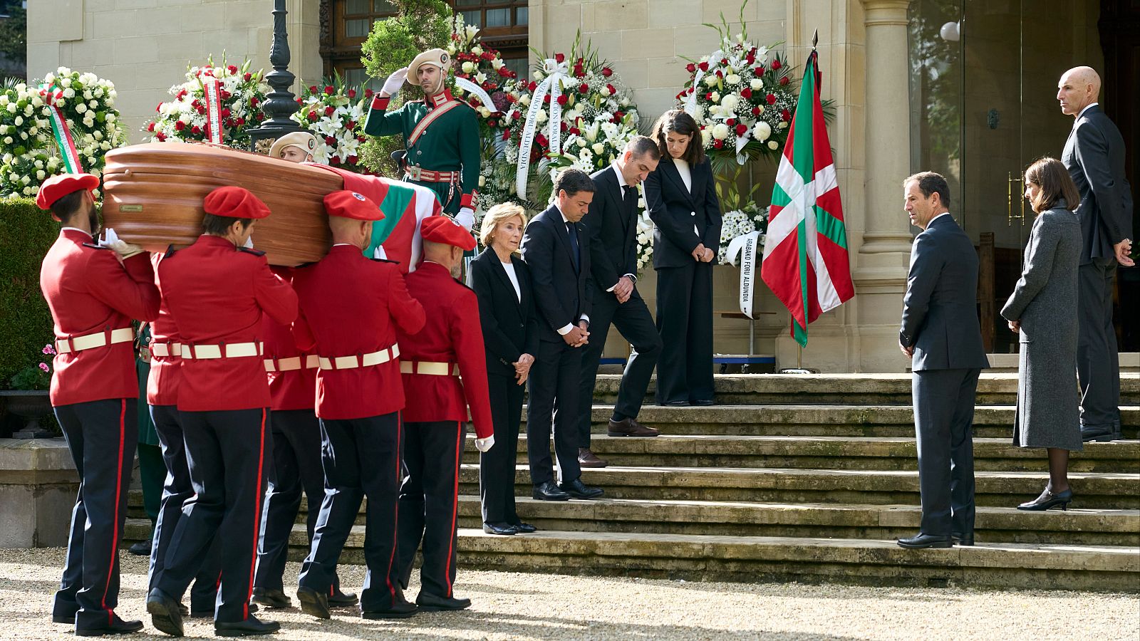 Decenas de personas despiden a Carlos Garaikoetxea, el primer lehendakari de la democracia