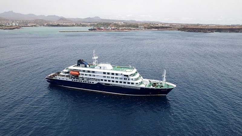 El crucero MV Hondius, donde se desat� el foco de hantavirus, fondeado en Cabo Verde