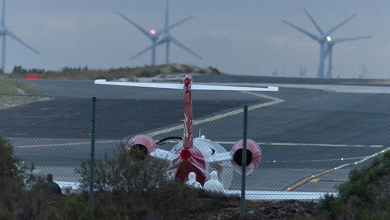 El avión que traslada a dos pacientes con hantavirus se ve obligado a parar en Gran Canaria por un fallo eléctrico
