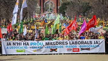 Cap�alera de la manifestaci� de docents baixant pel passeig Llu�s Companys.