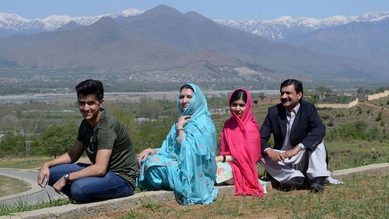 Malala viaja a su ciudad natal bajo fuertes medidas de seguridad por primera vez desde su ataque