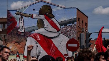 Mural de la afici�n del Rayo Vallecano en una fachada de Vallecas
