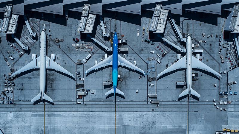 La UE avisa a las aerolíneas: no pueden cobrar cargos retroactivos por la subida del precio del petróleo