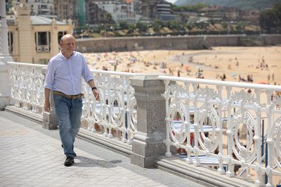 Wallace Shawn en el Paseo de la Concha, en una escena de Rifkin's festival.