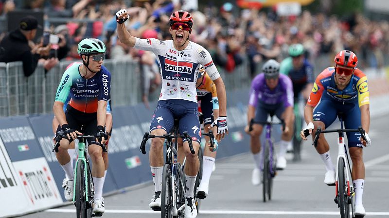 Arranca el Giro de Italia: Magnier logra la victoria en el estreno accidentado de la primera etapa