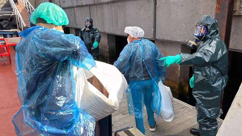 El crucero del hantavirus fondea en el puerto tinerfeño de Granadilla para comenzar el desembarco de los pasajeros