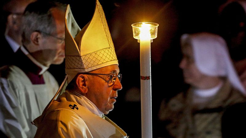 El papa Francisco pide a los cristianos durante la Vigilia Pascual que no enmudezcan ante las injusticias
