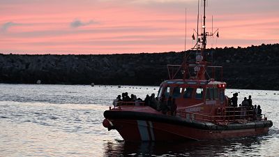 Salvamento Mar�timo rescata un cayuco con m�s de un centenar  de inmigrantes