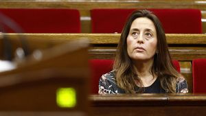 La consellera d'Educaci�, Esther Niub�, asseguda al seu esc� al Parlament