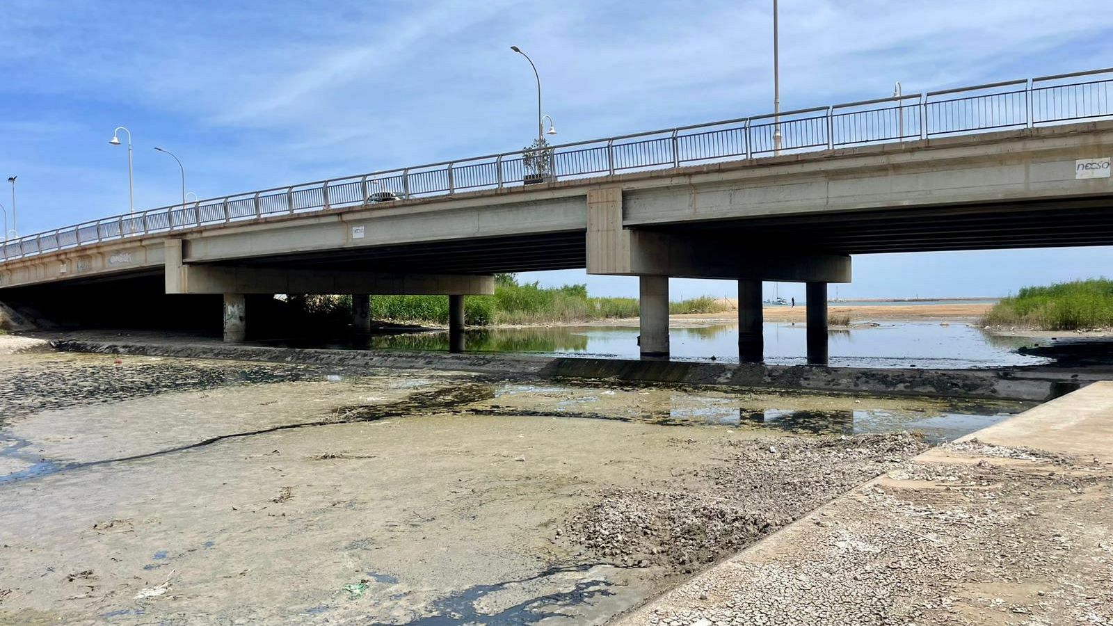 Los ecologistas denuncian que los vertidos en el Río de Oro son cada vez más habituales | Ver