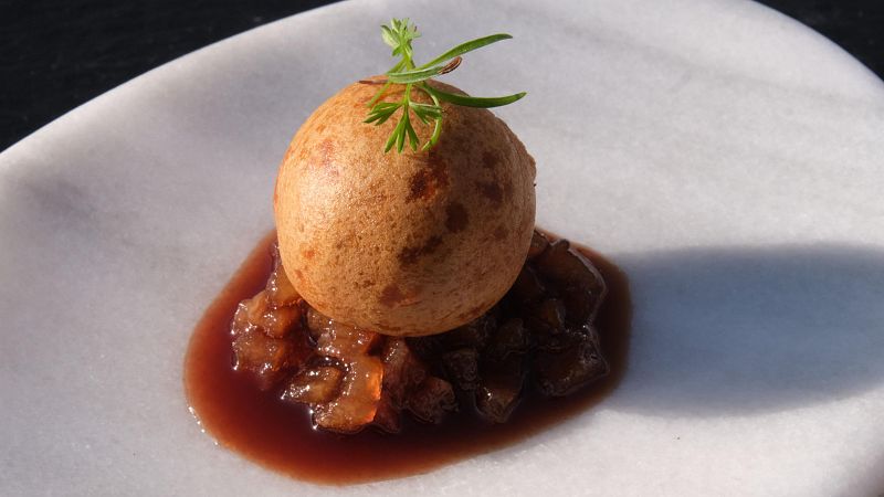 Receta de buñuelo de morcilla con peras al vino de Paloma en MasterChef 14