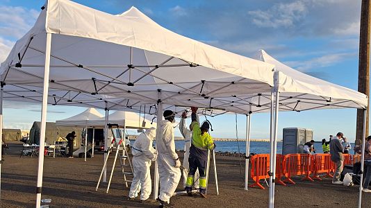 Operarios desmontan la carpa de autoridades en el puerto de Granadilla, Tenerife