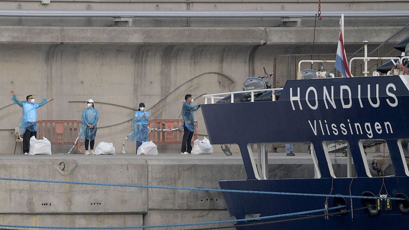 Limpieza de superficies y retirada de EPI: la desinfección del puerto de Granadilla y el crucero tras la evacuación