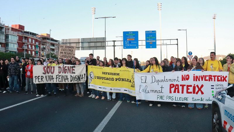 Els docents tallen carreteres i accessos a Barcelona en una jornada de vaga
