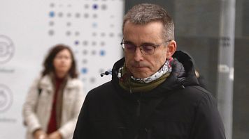 Santi Laiglesia, investigat per la mort d'Helena Jubany, l'any 2001, arriba als Jutjats de Sabadell, amb la mirada al terra.   (ACN | Jordi Pujolar)