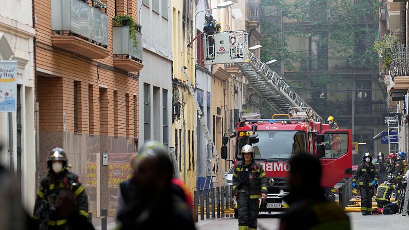 Once heridos, uno de ellos grave, tras la explosión de una bombona de butano en un edificio de Barcelona