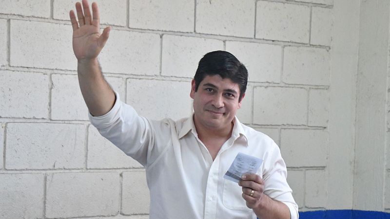 El candidato oficialista Carlos Alvarado gana las elecciones en Costa Rica