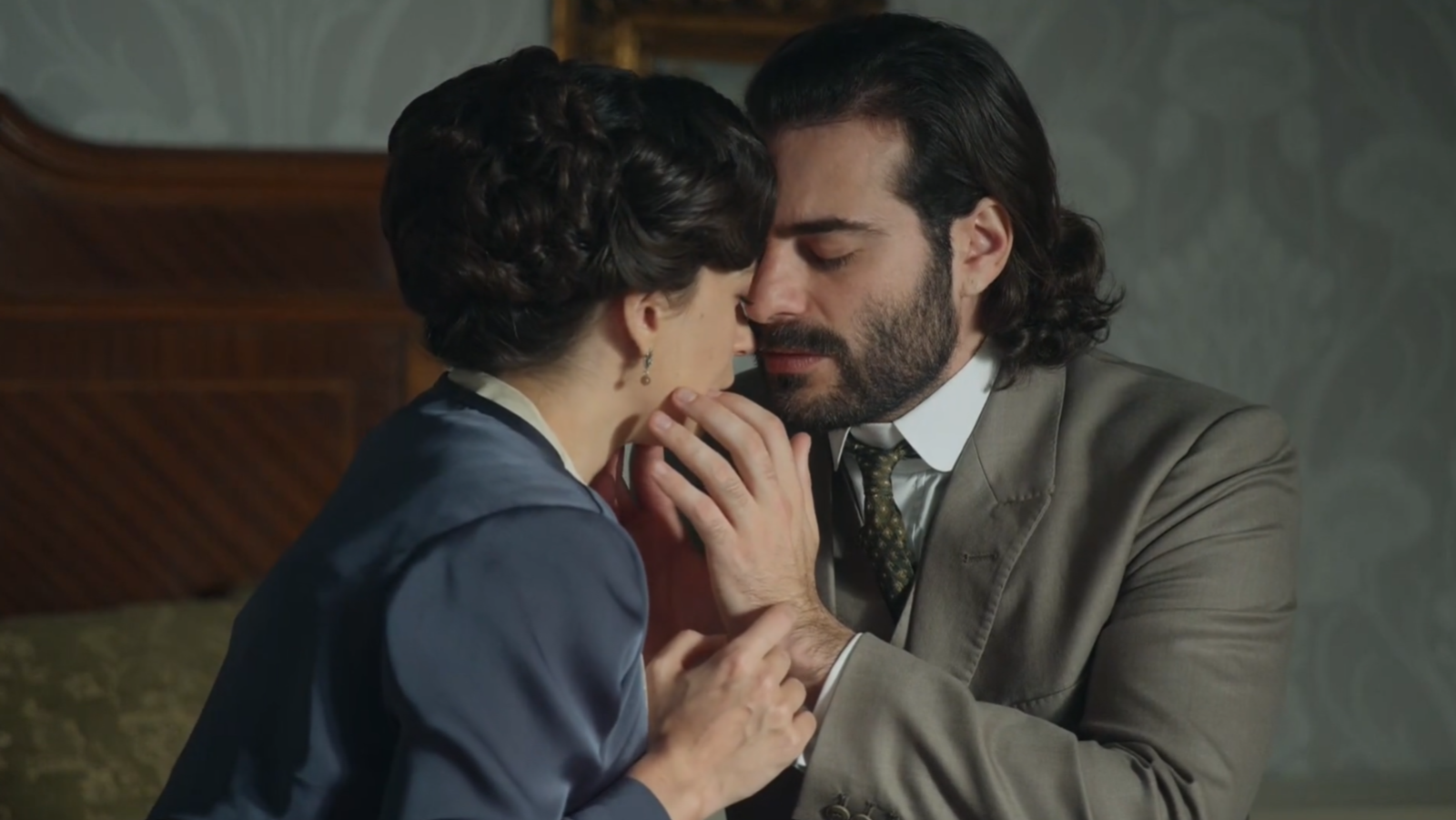 La Promesa: El apasionado beso de Martina y Adriano - La promesa | Ver