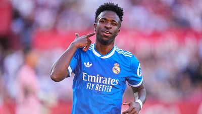 Vinicius desatasca al Real Madrid en Sevilla, que se salva con la oreja en el transistor por el Levante