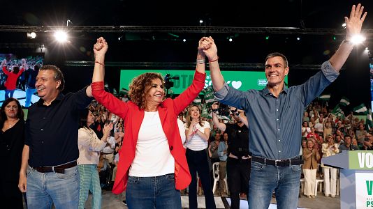 El presidente del Gobierno Pedro S�nchez (d) y la candidata del PSOE a la presidencia de la Junta de Andaluc�a Mar�a Jes�s Montero (c) protagonizan el cierre de campa�a electoral que los socialistas celebran hoy viernes en Sevilla.