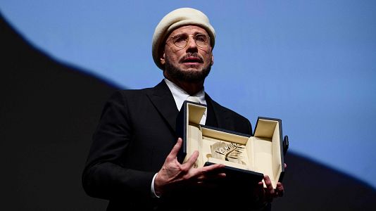 John Travolta recibe por sorpresa la Palma de Oro de Honor en Cannes al presentar su primera pel�cula como director