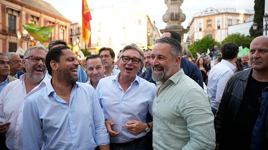 Santiago Abascal, Manuel Gavira e Ignacio Garriga, en el cierre de campa�a en Sevilla.