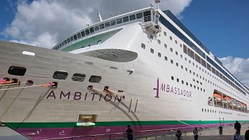 Atraca en A Coru�a el crucero 'Ambition', afectado por un brote masivo de gastroenteritis