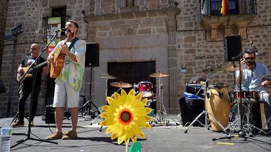 Las calles de la localidad cacere�a de Plasencia viven este s�bado una jornada de homenaje colectivo a Roberto Iniesta, fundador y l�der de Extremoduro