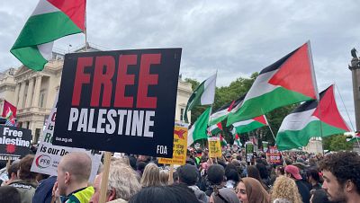 Miles de personas se han congregado en el centro de Londres para participar en dos manifestaciones distintas: la convocada por el ultraderechista Tommy Robinson y la que conmemora la 'Nakba', el �xodo de la poblaci�n palestina en 1948. EN la imagen, un momento de la concentraci�n pro-palestina.