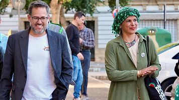 Teresa Rodr�guez acompa�a al candidato de Adelante Andaluc�a, Jos� Ignacio Garc�a, a su llegada a la sede de el centro cultural ?La yerbabuena? en Jerez de la Frontera (C�diz) para seguir los resultados de los comicios.
