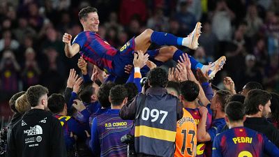 Raphinha se cuela en la despedida de Lewandowski para liderar la victoria del Barcelona sobre el Betis