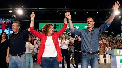 El presidente del Gobierno Pedro S�nchez (d) y la candidata del PSOE a la presidencia de la Junta de Andaluc�a Mar�a Jes�s Montero (c) protagonizan el cierre de campa�a electoral que los socialistas celebran hoy viernes en Sevilla.