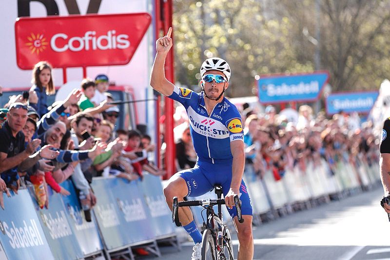 Alaphilippe gana en Zarautz y es el primer líder de la Itzulia