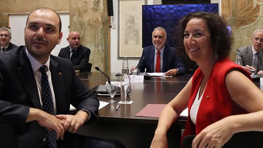 En primer plano, los consellers de la Presidencia y Econom�a de la Generalitat, Albert Dalmau y Al�cia Romero. En el centro, el ministro de Pol�tica Territorial, �ngel V�ctor Torres.