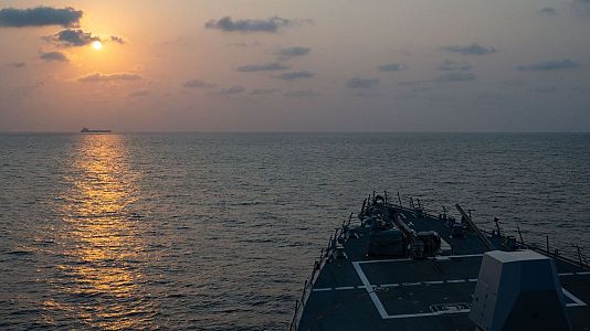 El destructor de misiles guiados USS Pinckney (DDG 91) observa un buque mercante mientras patrulla aplicando el bloqueo de Estados Unidos contra Ir�n