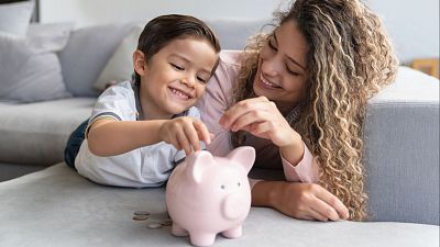 Ni poco educados ni descuidados: los padres que hablan de dinero en casa hacen bien