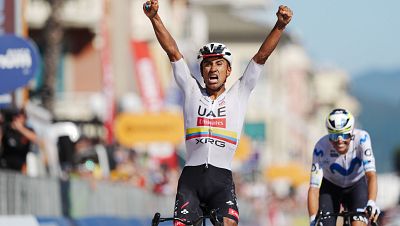 Jhonatan Narva�z gana el pulso a Enric Mas y firma su tercera victoria en el Giro 2026