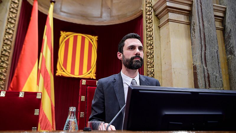 La Mesa del Parlament aprueba la delegación de voto de Puigdemont en contra de los letrados