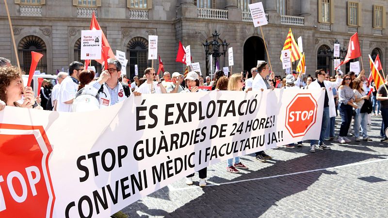 Els metges protesten davant la Generalitat per exigir millores laborals en l'onzena jornada de vaga