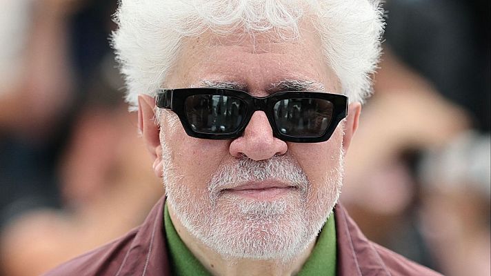 Pedro Almod�var, en el Festival de Cannes: ?Estoy harto de m� mismo y no quiero seguir recurriendo a m� para seguir escribiendo?Pedro Almod�var, en la presentaci�n de 'Amarga Navidad' en el Festival de Cannes.