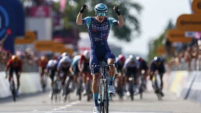 Alec Segaert gana la etapa 12 del Giro de Italia tras fulminar al pelot�n con un ataque a 2,5 km de meta