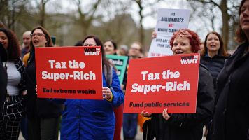 tax the rich protesta