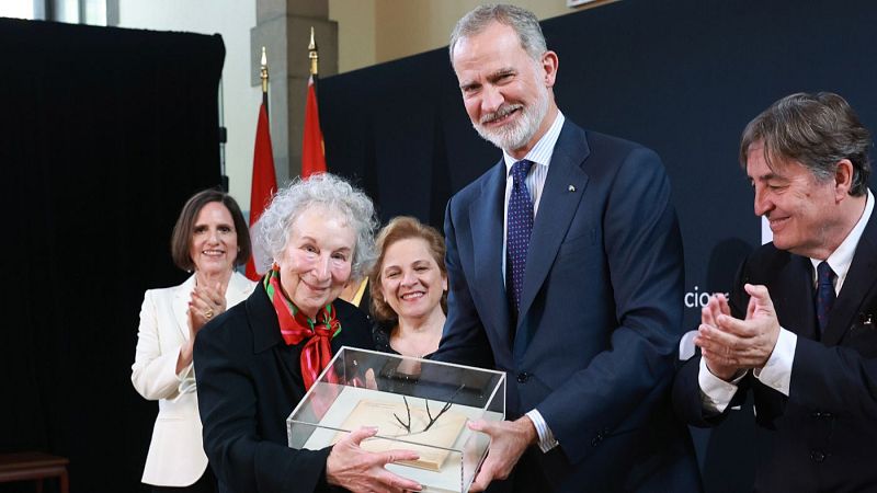 Margaret Atwood recibe el premio de poesía Joan Margarit de manos de Felipe VI