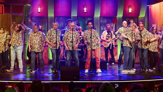 La banda Apuestos Opuestos, en el escenario de La Revuelta 21/5/26