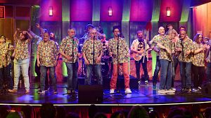 La banda Apuestos Opuestos, en el escenario de La Revuelta 21/5/26